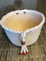 Ekru Dekoratif Hasır Halat Sepet 18x12 cm – Saç Örgüsü ve Boncuk Detaylı Organizer Sepet