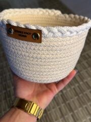 Ekru Dekoratif Hasır Halat Sepet 18x12 cm – Saç Örgüsü ve Boncuk Detaylı Organizer Sepet