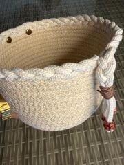 Ekru Dekoratif Hasır Halat Sepet 18x12 cm – Saç Örgüsü ve Boncuk Detaylı Organizer Sepet