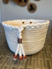 Ekru Dekoratif Hasır Halat Sepet 18x12 cm – Saç Örgüsü ve Boncuk Detaylı Organizer Sepet