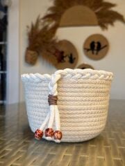 Ekru Dekoratif Hasır Halat Sepet 18x12 cm – Saç Örgüsü ve Boncuk Detaylı Organizer Sepet