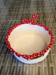 Yılbaşı Dekoratif Beyaz Sepet 16x7 cm – Kırmızı Beyaz Puantiyeli Kurdele Detaylı