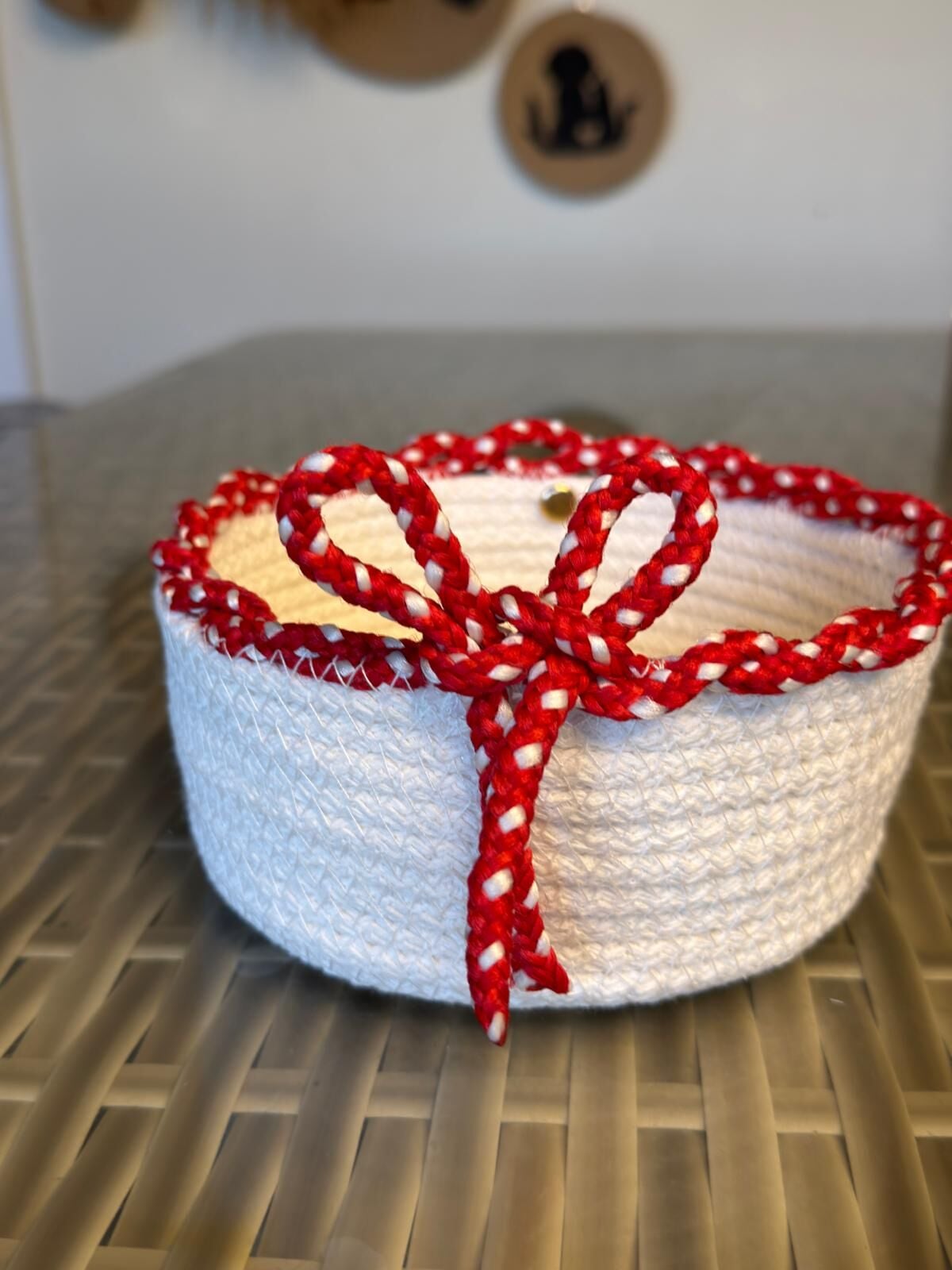 Yılbaşı Dekoratif Beyaz Sepet 16x7 cm – Kırmızı Beyaz Puantiyeli Kurdele Detaylı