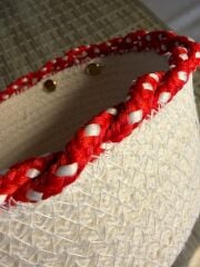 Yılbaşı Dekoratif Beyaz Sepet 16x7 cm – Kırmızı Beyaz Puantiyeli Kurdele Detaylı