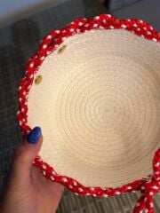 Yılbaşı Dekoratif Beyaz Sepet 16x7 cm – Kırmızı Beyaz Puantiyeli Kurdele Detaylı